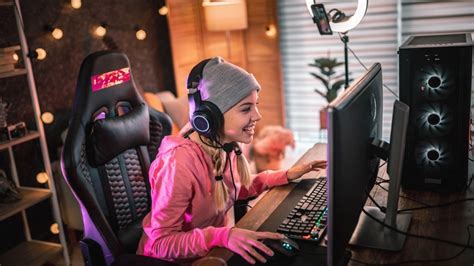 Captura de pantalla de un videojuego popular con un streamer en primer plano