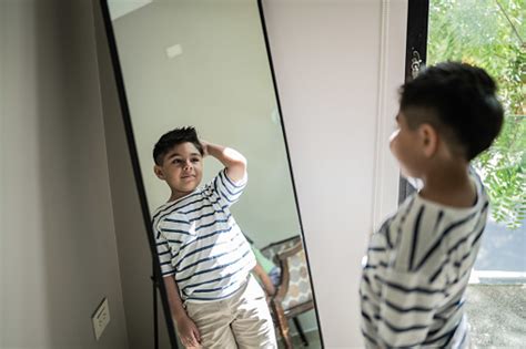 niño mirándose en un espejo