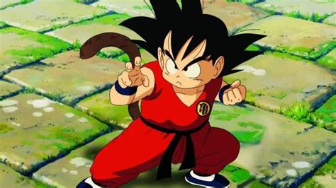 Ilustración de Goku con su cola siendo agarrada