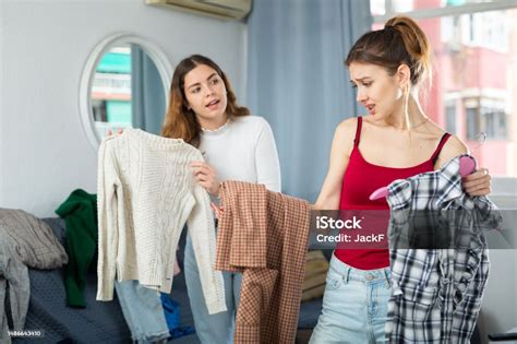 Bulma probándose ropa atrevida