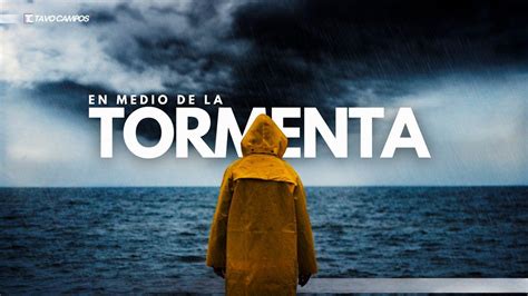 Imagen de un joven en medio de una tormenta de nieve, siendo salvado por una figura dracónica