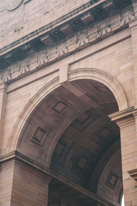 Arco antiguo con grabados intrincados