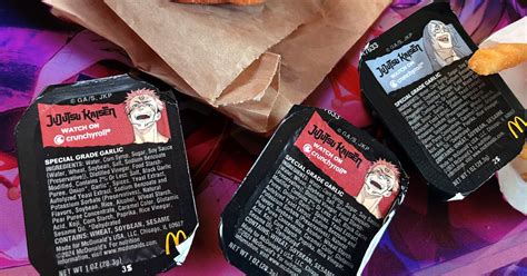 Envase de la salsa de ajo especial de McDonald's con personajes de Jujutsu Kaisen