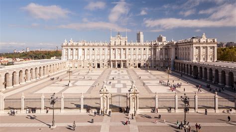Palacio real con atmósfera de intriga