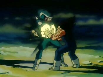 Vegeta luchando contra Pui Pui en alta gravedad