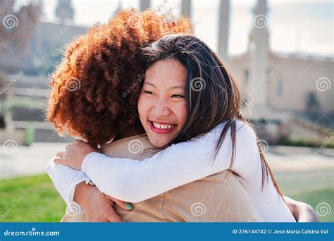Pareja joven en un abrazo tierno