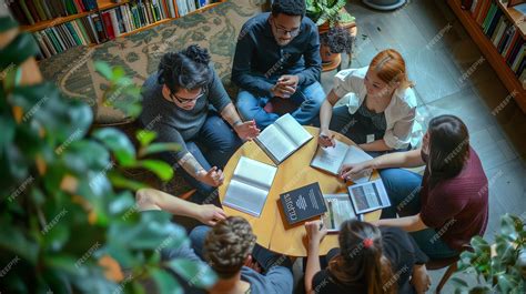 Dos jóvenes discutiendo en una biblioteca