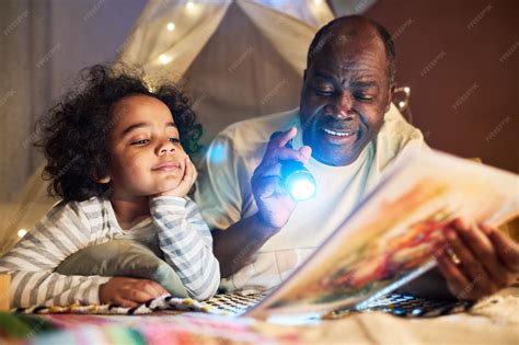 Escena del hombre contando su historia