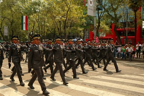 Ejército de ninjas marchando en formación militar
