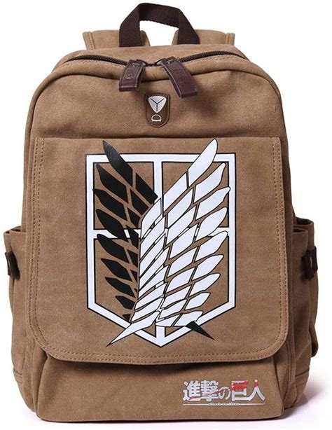 Persona usando la mochila Ataque a los Titanes en un entorno urbano