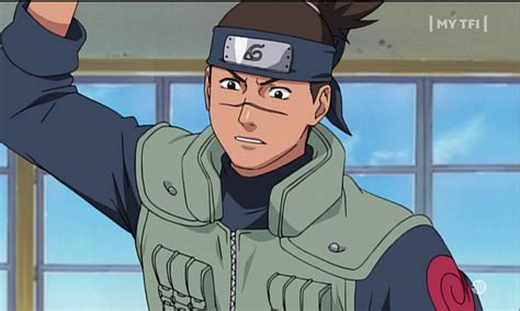 Iruka consolando a Konohamaru