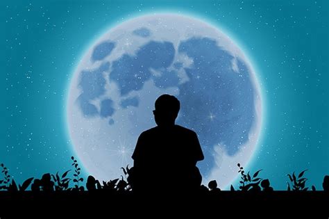 Ilustración de Naruto mirando la luna llena