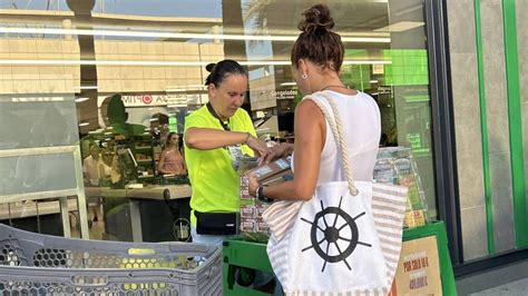 Raquel Morillas vendiendo cupones