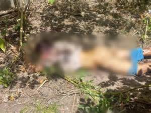 Un vagabundo siendo atacado por una entidad en la oscuridad.