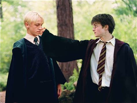 Harry Potter y Draco Malfoy abrazados