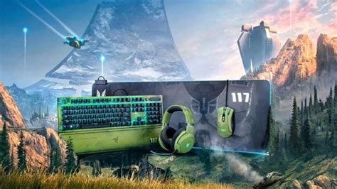 Montaje de escritorio con varios accesorios temáticos de series y videojuegos