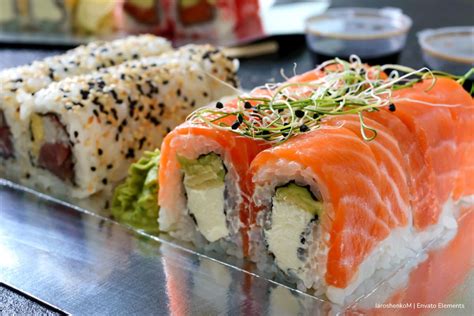 Wiss disfrutando del sushi en la fiesta