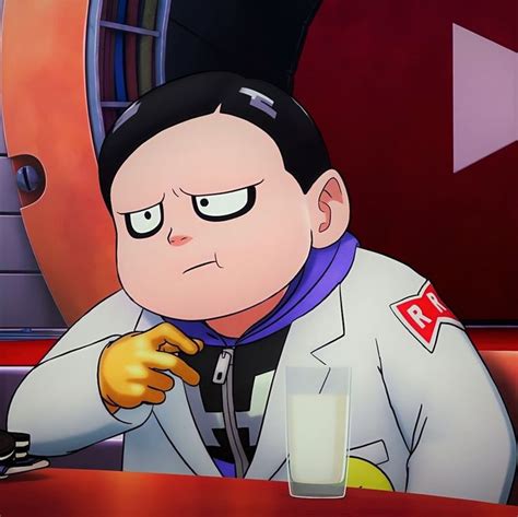 Dr. Hedo observando la insignia de Trunks