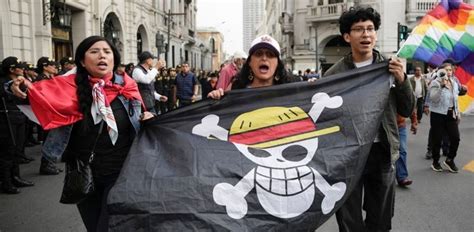 Manifestación en México con la bandera de One Piece