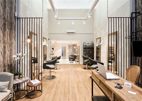 Salón de peluquería con productos profesionales