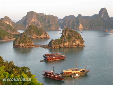 Representación artística de dragones escupiendo joyas en la Bahía de Halong