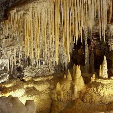 Interior de una cueva con estalactitas y estalagmitas en la Bahía de Halong