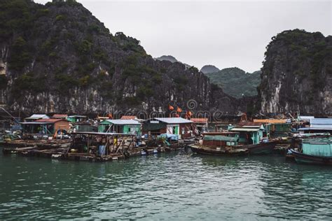 Pueblo flotante en la Bahía de Halong con casas de madera sobre el agua