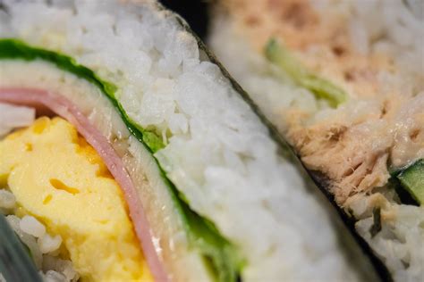 Representación visual de un onigirazu con sus capas de arroz, alga nori y relleno.