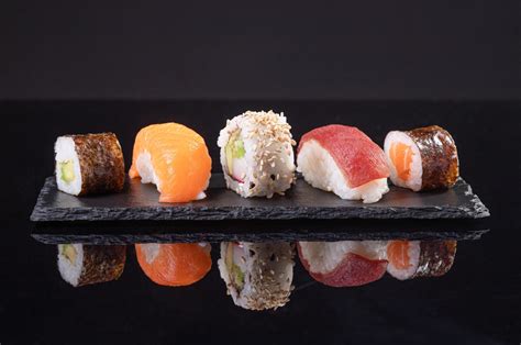 Un surtido de diferentes tipos de sushi, incluyendo nigiri, maki y temaki.