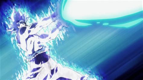 Goku en Ultra Instinto ejecutando un Kamehameha