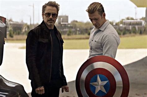 Tony Stark y Steve Rogers en una pose dramática
