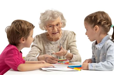 Representación de una abuela sonriente observando a sus nietos