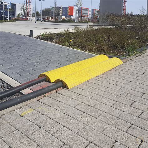 Pasacables de suelo con señalización de colores vivos