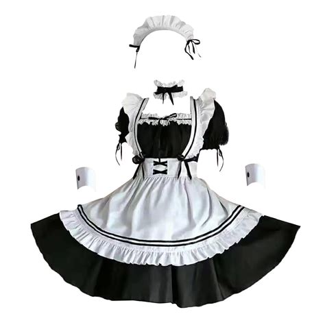 Lucy Heartfilia con su traje de sirvienta