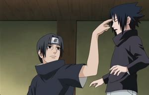 Itachi golpea la frente de Sasuke, algo que hacía con regularidad