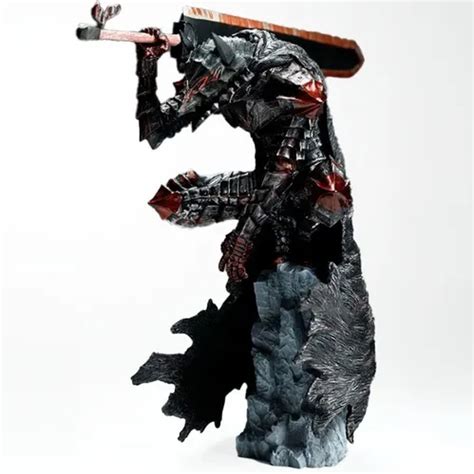 Detalle de la armadura de Guts en una figura de Berserk