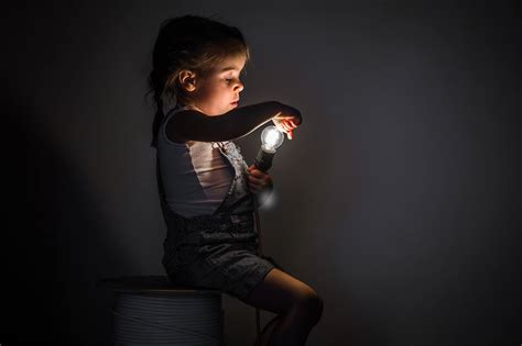 Niños desapareciendo en la oscuridad