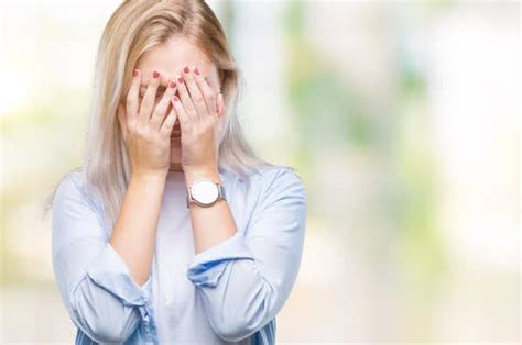 Lucy avergonzada después de perder parte de su bikini