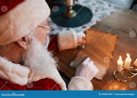 Hinata leyendo una carta bajo la nieve.