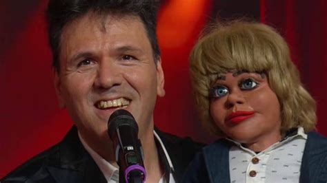 Yoshino atacando con su muñeco Goethe