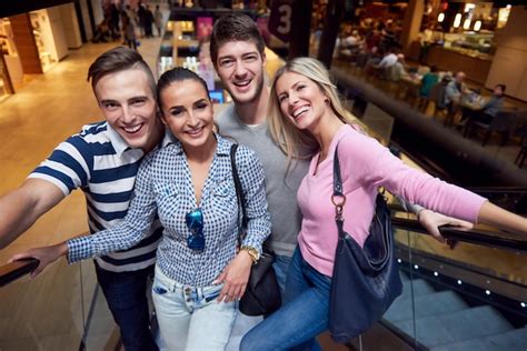 Grupo de amigos en un centro comercial
