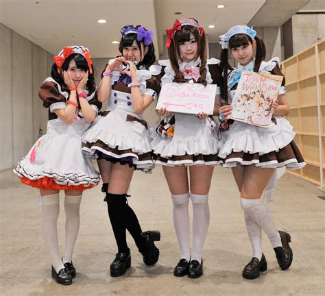 Ilustración de personajes crossdressers en un maid cafe