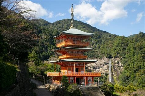 Paisaje rural japonés con un templo sintoísta y árboles