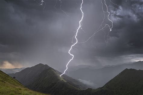 Una tormenta eléctrica sobre un paisaje montañoso