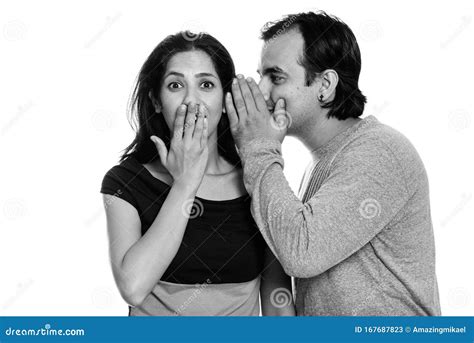 Mujer susurrando piropo a un hombre