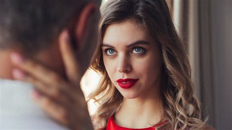 Pareja coqueteando con miradas intensas