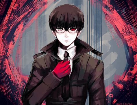Haise Sasaki con gabardina blanca