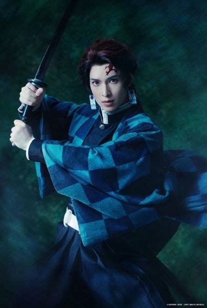 Actores interpretando a Tanjiro Kamado en la obra teatral de Demon Slayer