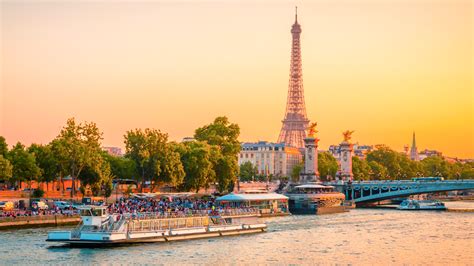 Pareja paseando en barco por el Sena al atardecer