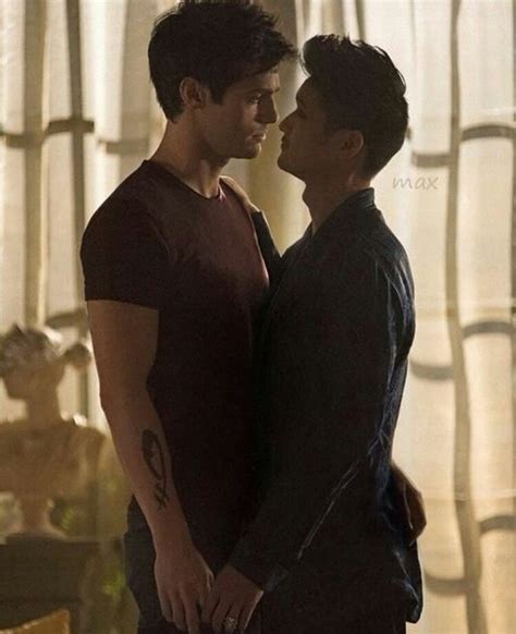 Magnus y Alec besándose apasionadamente